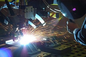 feature-4-laser-welding-a-esab_beta-laser-hybrid-weld-111805